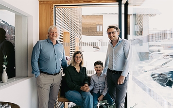 Familie Hlebayna-Lutz im Eingangsbereich