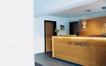 Rezeption mit Hintergrundbeleuchtung in Eichenholz