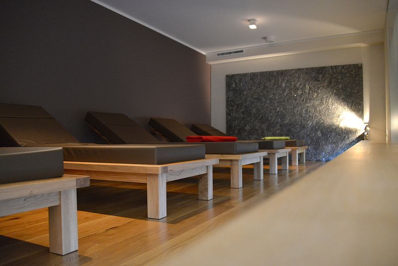 Ruheraum im Kristall SPA mit Holzliegen und Kristallwand